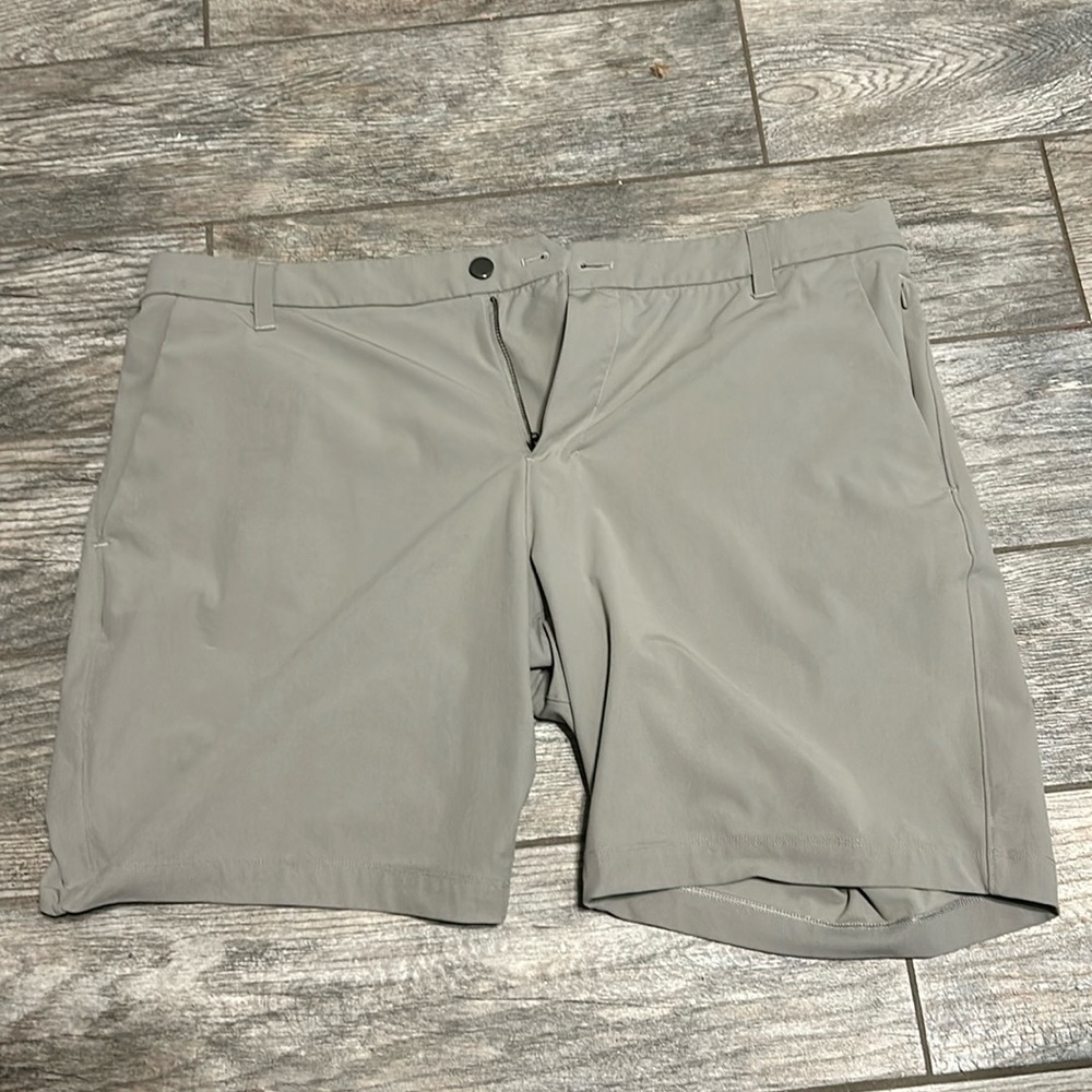 Lululemon commission warpstreme shorts NWOT 38